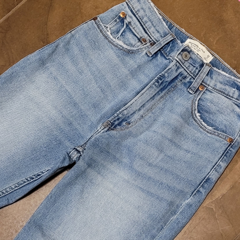 SOLD Abercrombie & Fitch Ultra High Rise Ankle Straight Jeans - Picture 2 of 6
